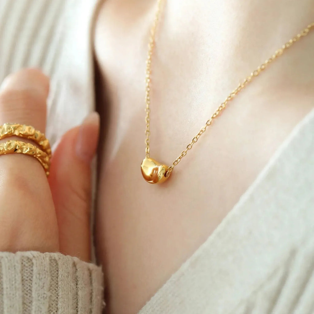 Brellio - Dainty Bean Pendant Necklace For Everyday Wear Adding A Simple Touch To Everyday Outfits