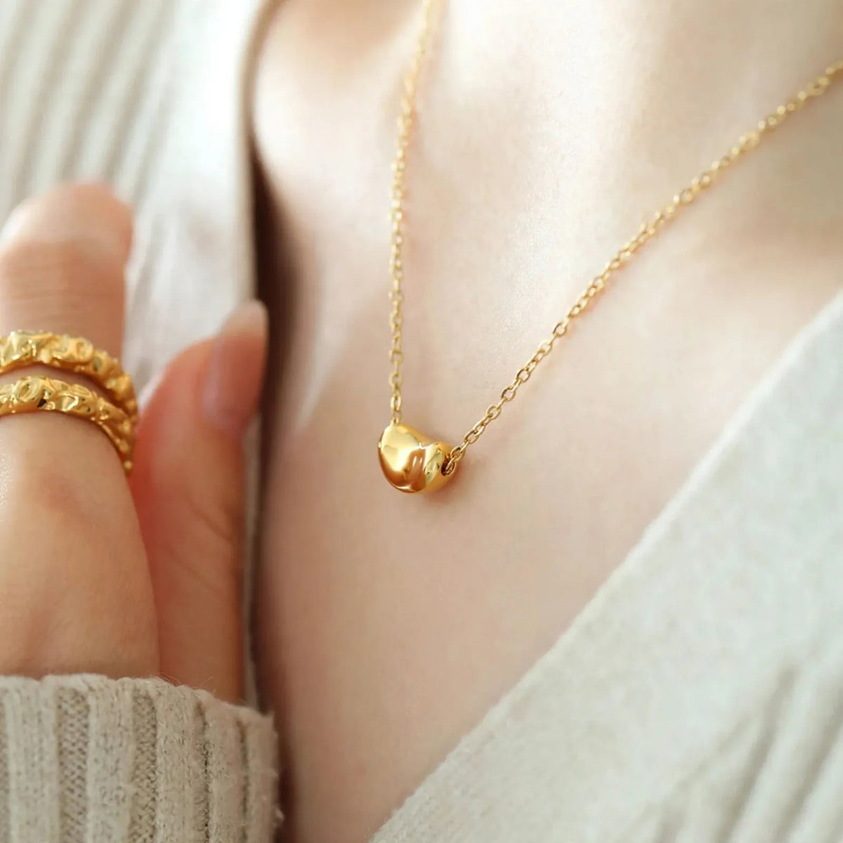 Brellio - Dainty Bean Pendant Necklace For Everyday Wear Adding A Simple Touch To Everyday Outfits