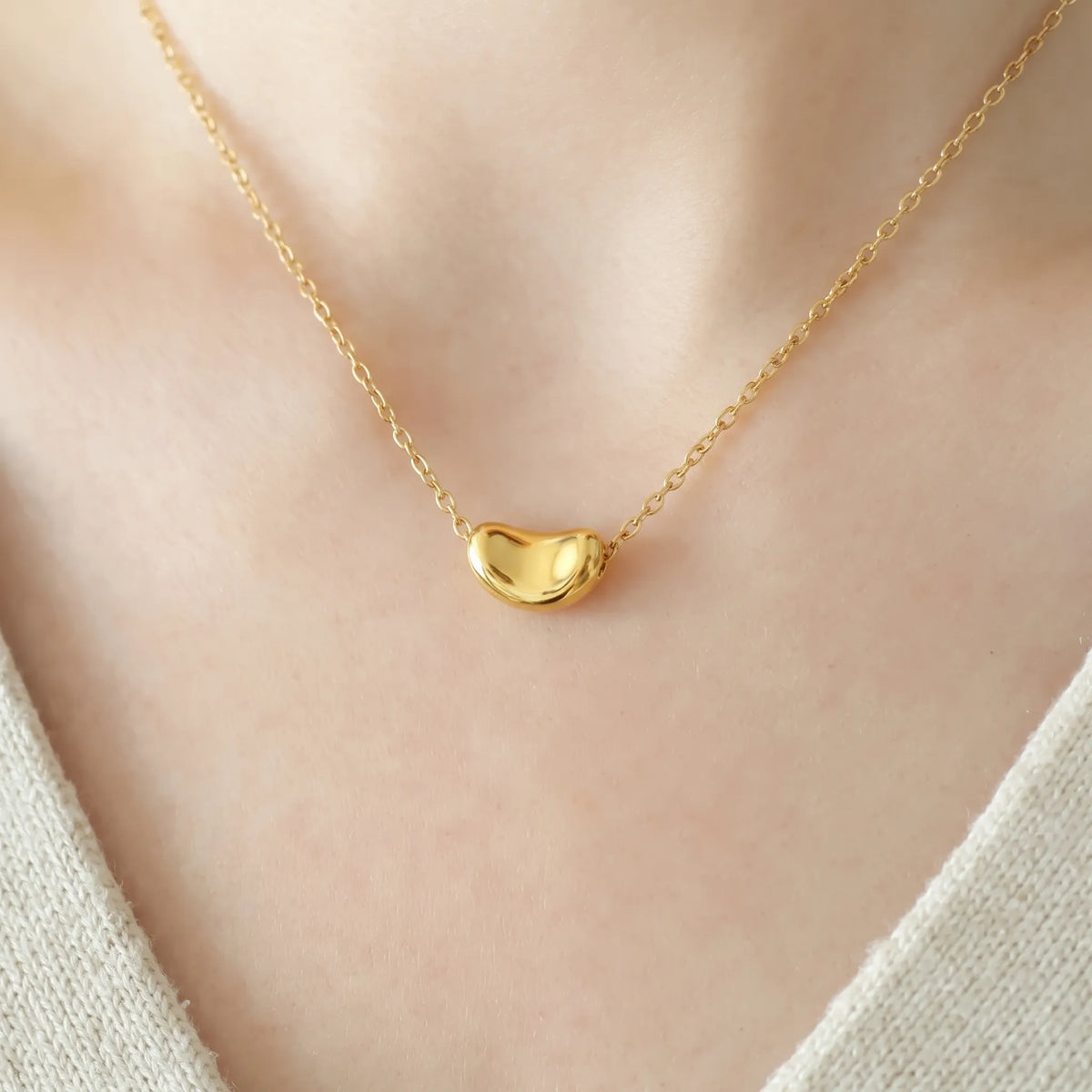 Brellio - Dainty Bean Pendant Necklace For Everyday Wear Adding A Simple Touch To Everyday Outfits