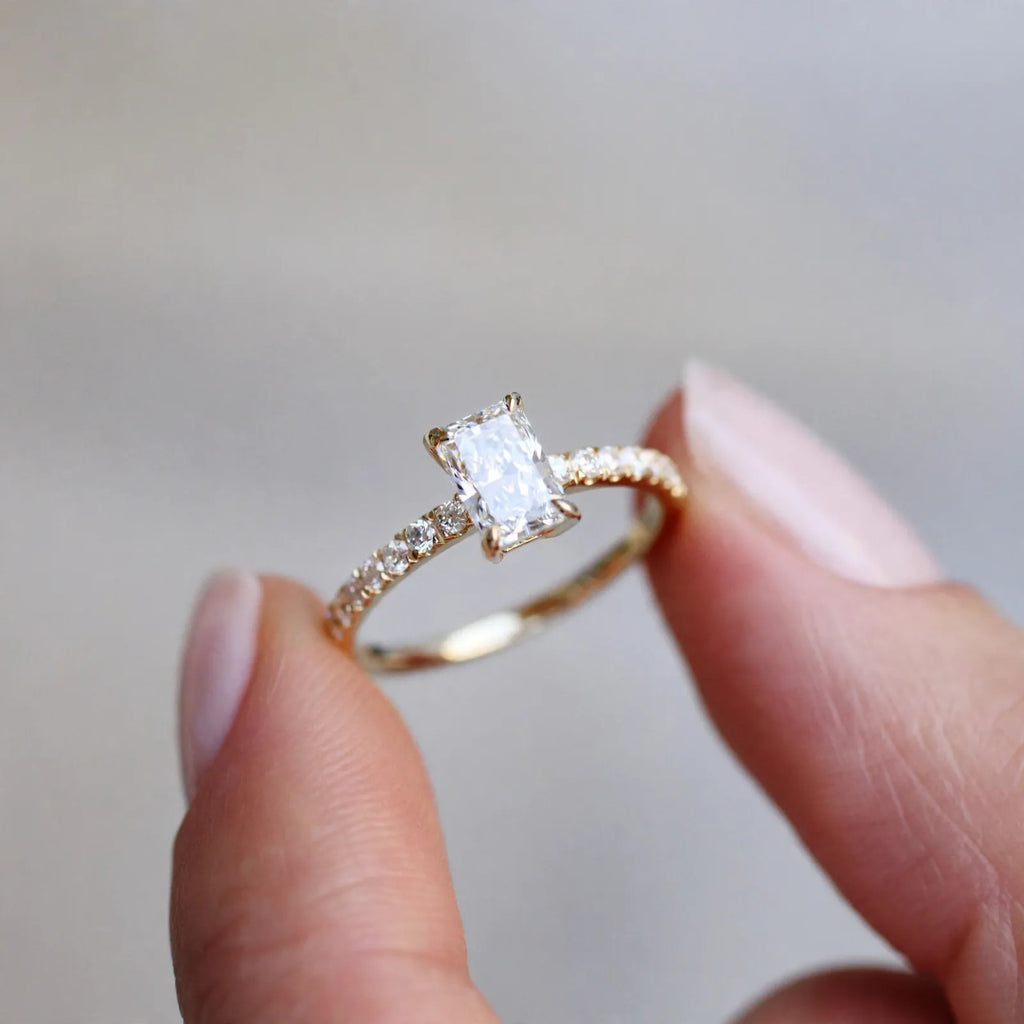 Lucerra - Classic Solitaire Style Engagement Ring Proposing With A Sparkling Gift