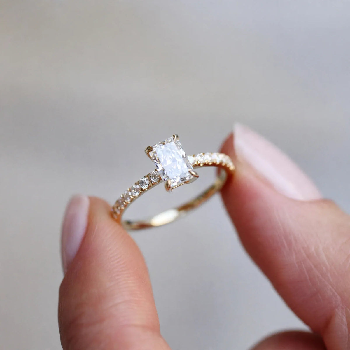 Lucerra - Classic Solitaire Style Engagement Ring Proposing With A Sparkling Gift