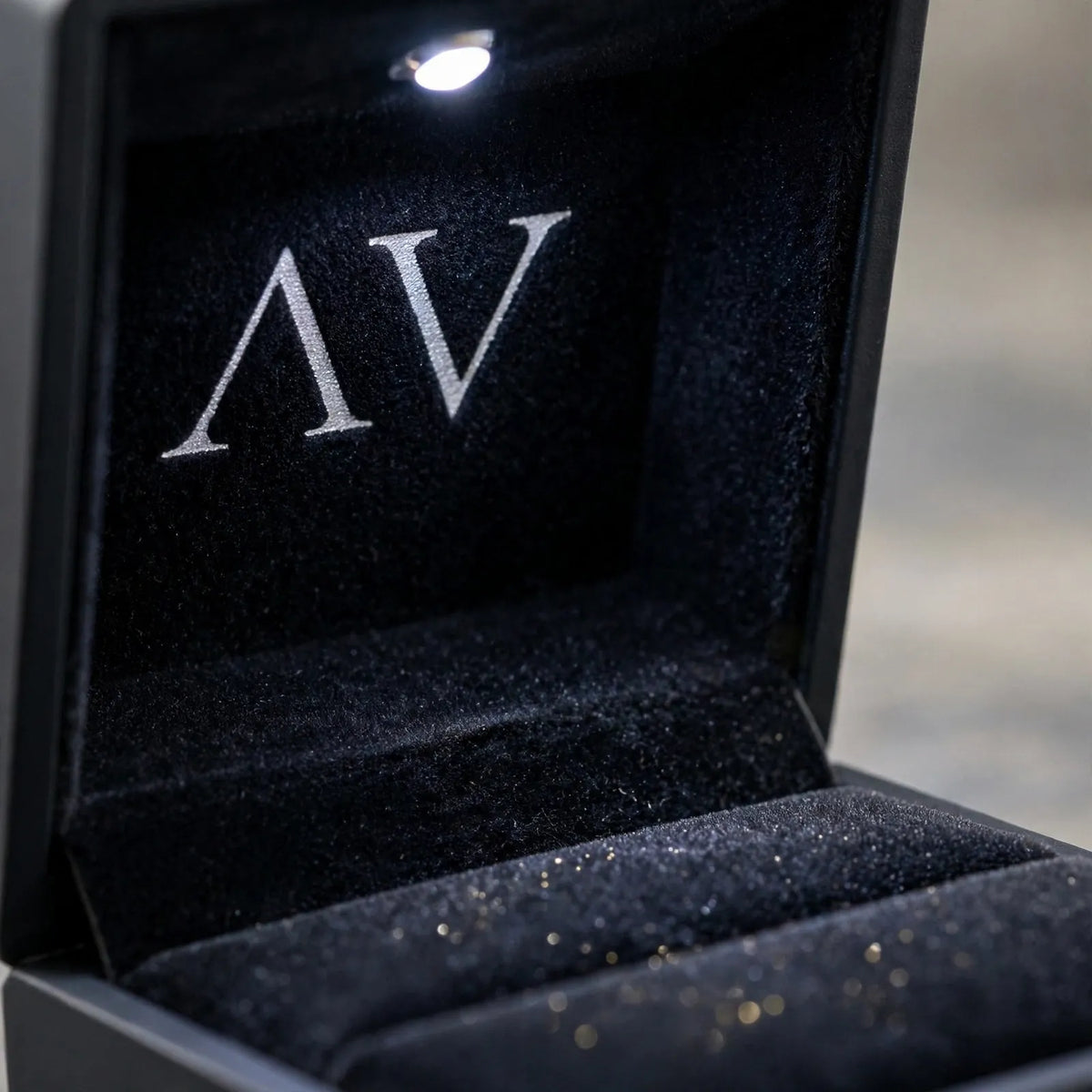 Lumivo - Lighted Jewelry Gift Box With Cushion Presenting A Ring Or Pendant As A Gift