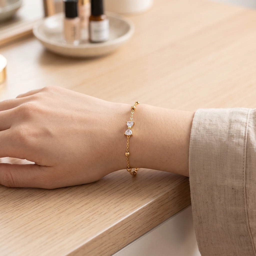 Lunevo - Delicate Chain Bow Charm Bracelet Dressing Up An Everyday Outfit With A Small Touch Of Detail