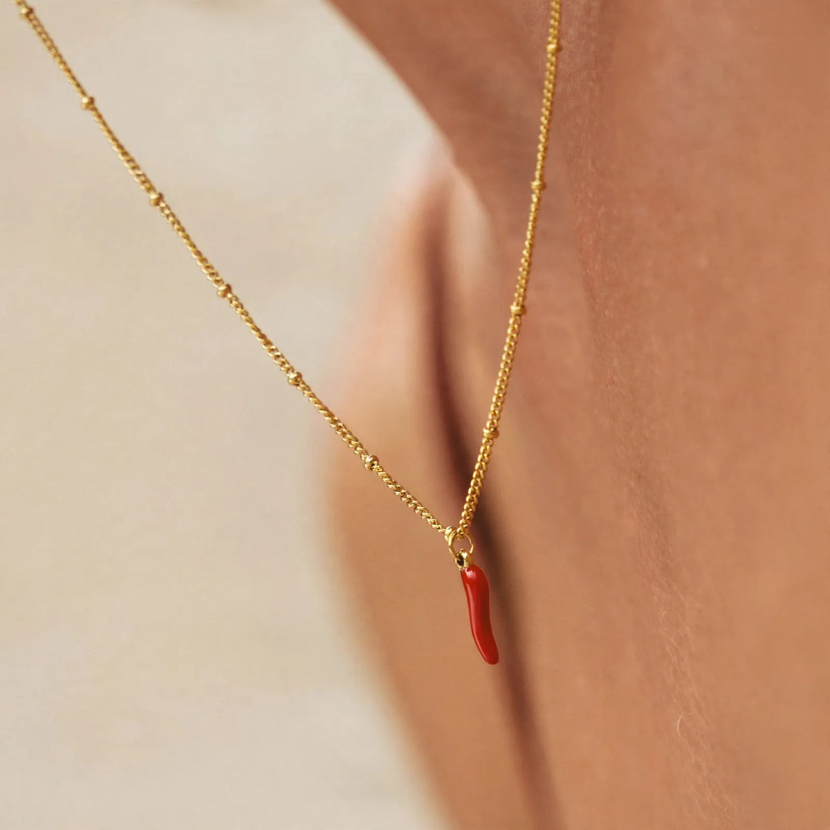 Marenta - Simple Chain Necklace With Pendant Charm Wearing Every Day With Casual Or Work Outfits