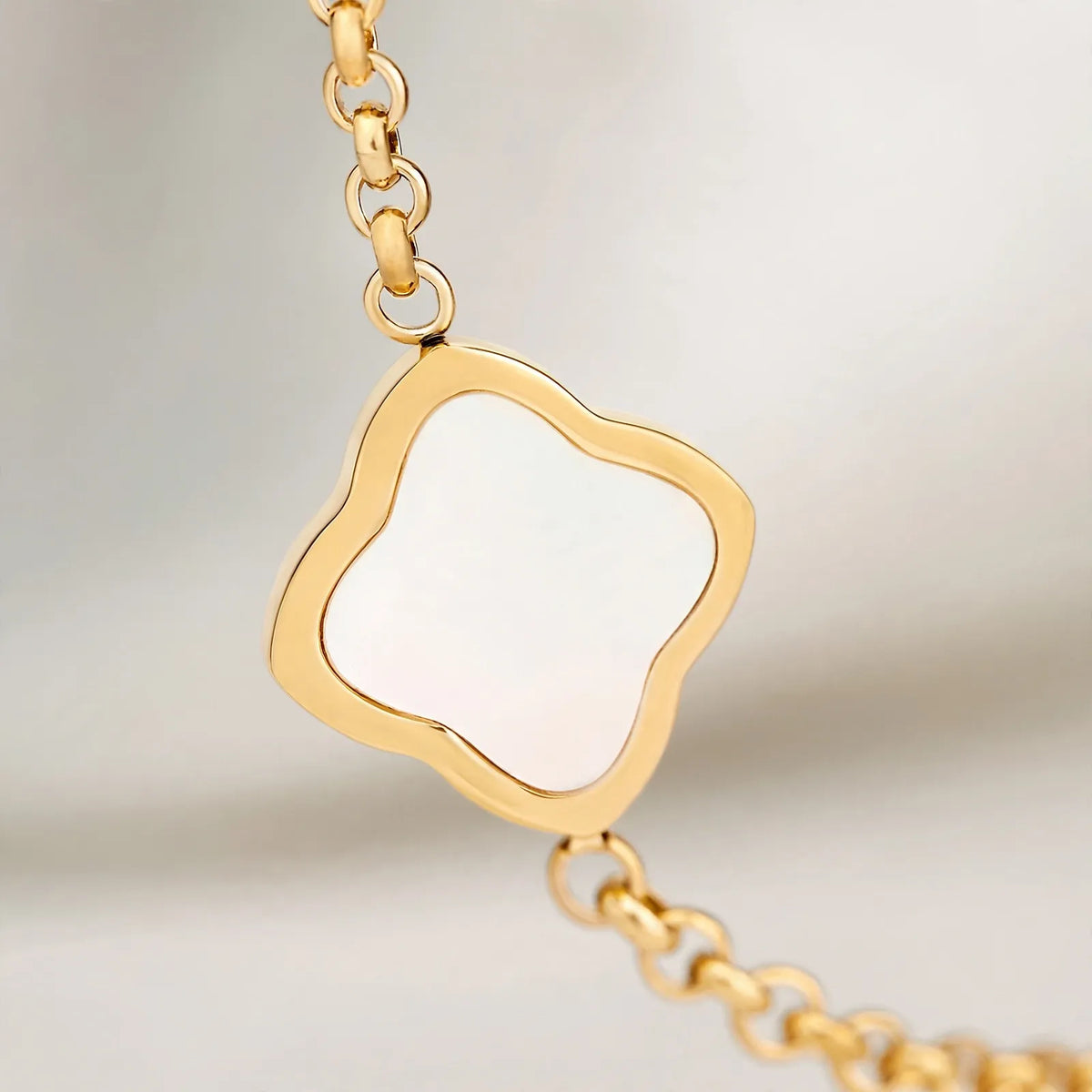 Quetharo - Clover Necklace With A Fine Chain Dressing Up A Simple Everyday Outfit